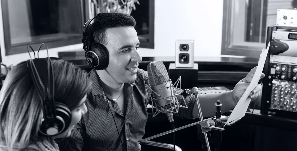 Studio nagrań Powitania.pl - lektor przy mikrofonie