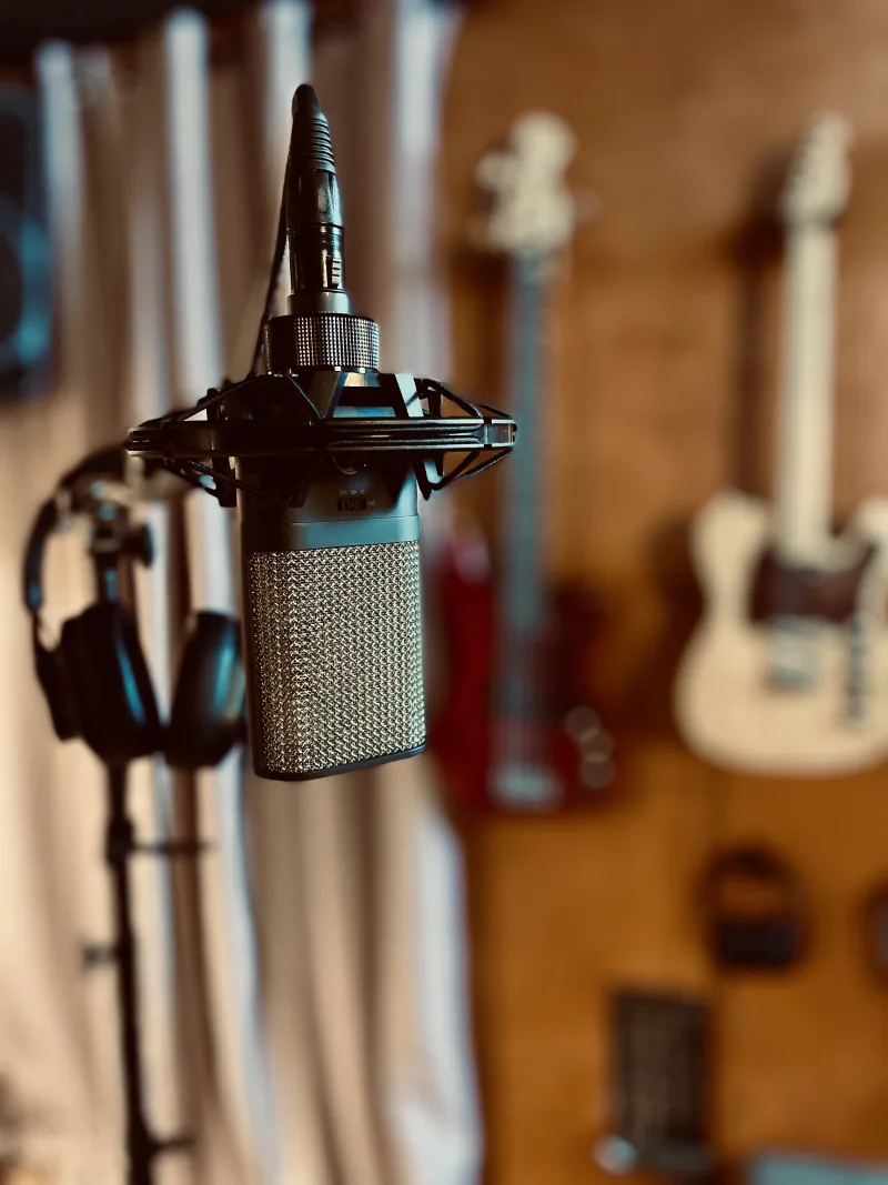 Mikrofon w kabinie lektorskiej - studio nagrań