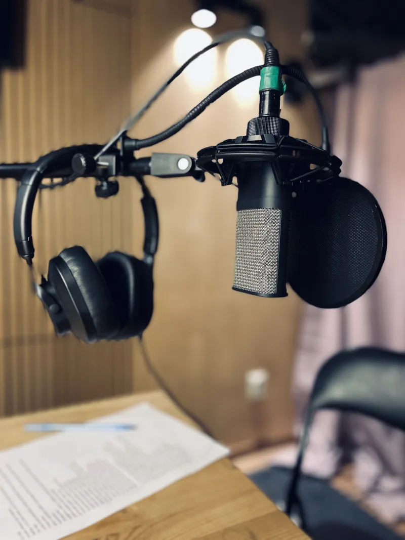 Profesjonalny mikrofon studyjny z pop filtrem