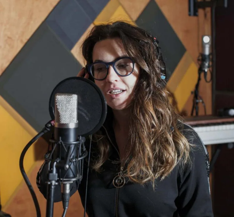 Beata Tadla nagrywa w studiu lektorskim Powitania.pl